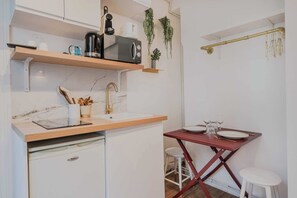 Fridge, microwave, stovetop, coffee/tea maker - Charming studio 2P - Grands Boulevards (Paris)