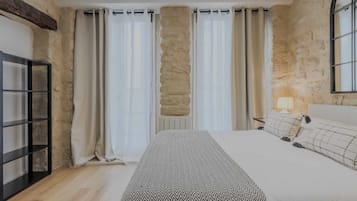 1 chambre, bureau, fer et planche à repasser, lit parapluie