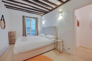 2 عدّة غرف نوم ومكتب ومكواة/لوح كي وسرير سفر