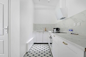 Frigorifero, forno, piano cottura, lavastoviglie