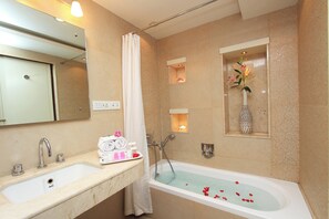 Premium-Suite, 1 Schlafzimmer, barrierearme Badewanne, Stadtblick | Badezimmer | Badewanne und Dusche (separat), kostenlose Toilettenartikel