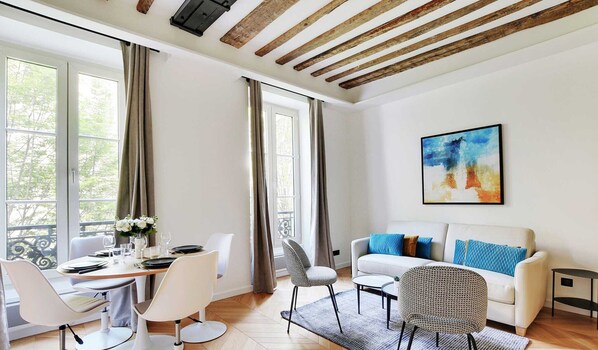 Smart TV, offices - Magnificent apartment in Le Marais (Paris)