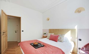 1 chambre, bureau, fer et planche à repasser, lit parapluie