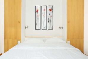 1 slaapkamer, een bureau, een strijkplank/strijkijzer, reisbedje