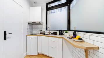 Réfrigérateur, micro-ondes, plaque de cuisson, cafetière/bouilloire