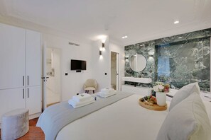 2 chambres, bureau, fer et planche à repasser, lit parapluie