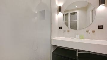 Douche, sèche-cheveux, serviettes fournies
