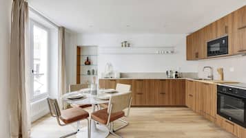 Coffee/tea maker, fridge, microwave, oven
