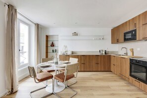 Réfrigérateur, four à micro-ondes, un four, surface de cuisson