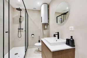Shower, hair dryer, towels