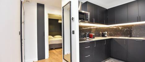 Jääkaappi, mikroaaltouuni, liesi, astianpesukone