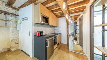 Réfrigérateur, micro-ondes, plaque de cuisson, lave-vaisselle