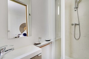 Shower, hair dryer, towels, shampoo