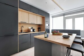 Kjøleskap, mikrobølgeovn, ovn og kokeplater