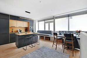 Réfrigérateur, micro-ondes, four, plaque de cuisson