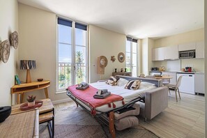 Skrivebord, strykejern/-brett, reiseseng for barn og wi-fi (inkludert)