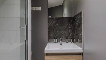 Sèche-cheveux, serviettes fournies