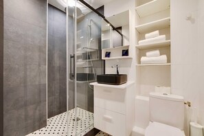 Douche, sèche-cheveux, serviettes fournies