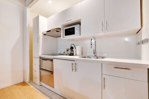 Fridge, microwave, oven, stovetop - Amazing apartment 1BR/4P - Châtelet (Paris)