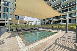 Utendørsbasseng og et oppvarmet basseng