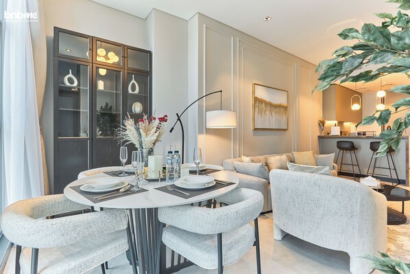 Deluxe-Apartment, Balkon, Kanalblick | Esszimmer