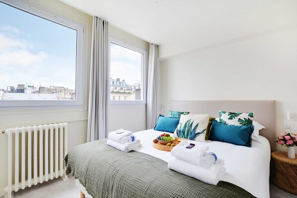 2 bedrooms, desk, iron/ironing board, travel cot - Modern apartment - 2BR/6P - Faubourg-du-Roule (Paris)