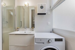 Dusj, hårføner og håndklær