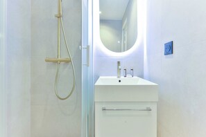 Dusche, Haartrockner, Handtücher