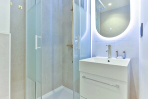 Regadera, secadora de cabello, toallas 