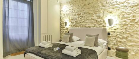 1 soverom, skrivebord, wi-fi (inkludert) og sengetøy