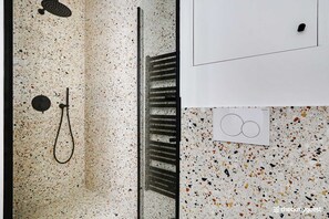 Dusch, hårtork och handdukar