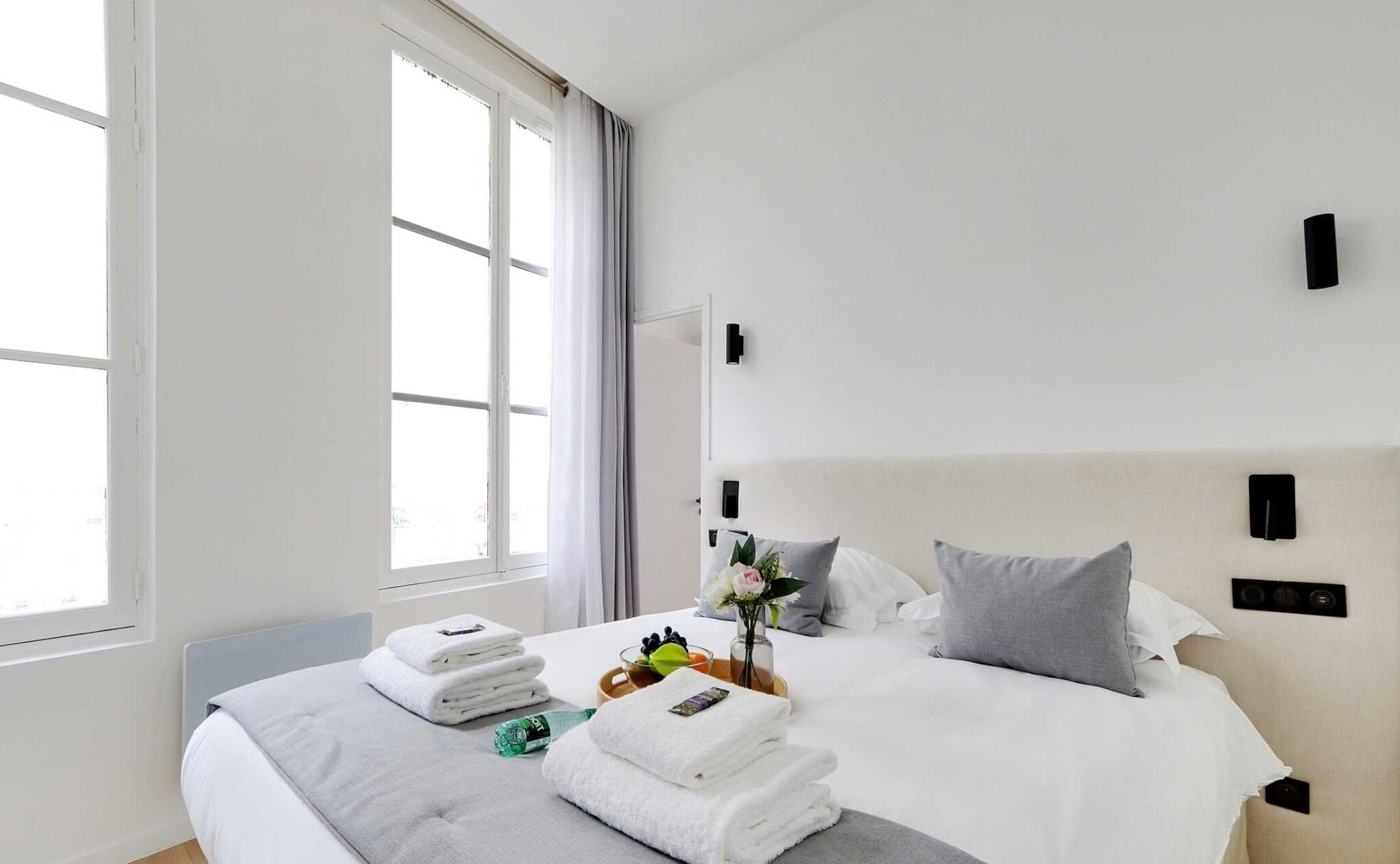 1 slaapkamer, een bureau, een strijkplank/strijkijzer, reisbedje