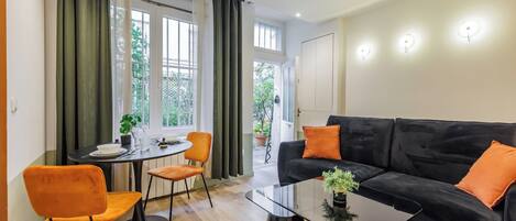 Una Smart TV, una oficina