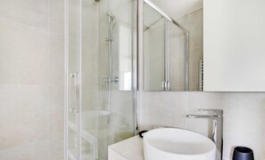 Dusj, hårføner og håndklær