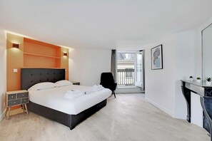 4 bedrooms, desk, iron/ironing board, travel crib