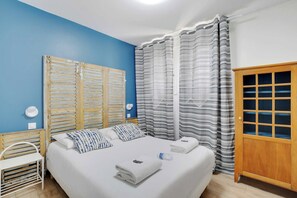 1 habitación, tabla de planchar con plancha y cuna de viaje 