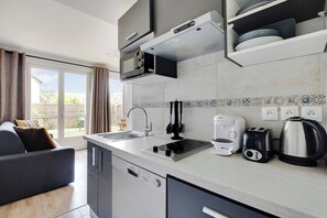 Réfrigérateur, micro-ondes, plaque de cuisson, lave-vaisselle