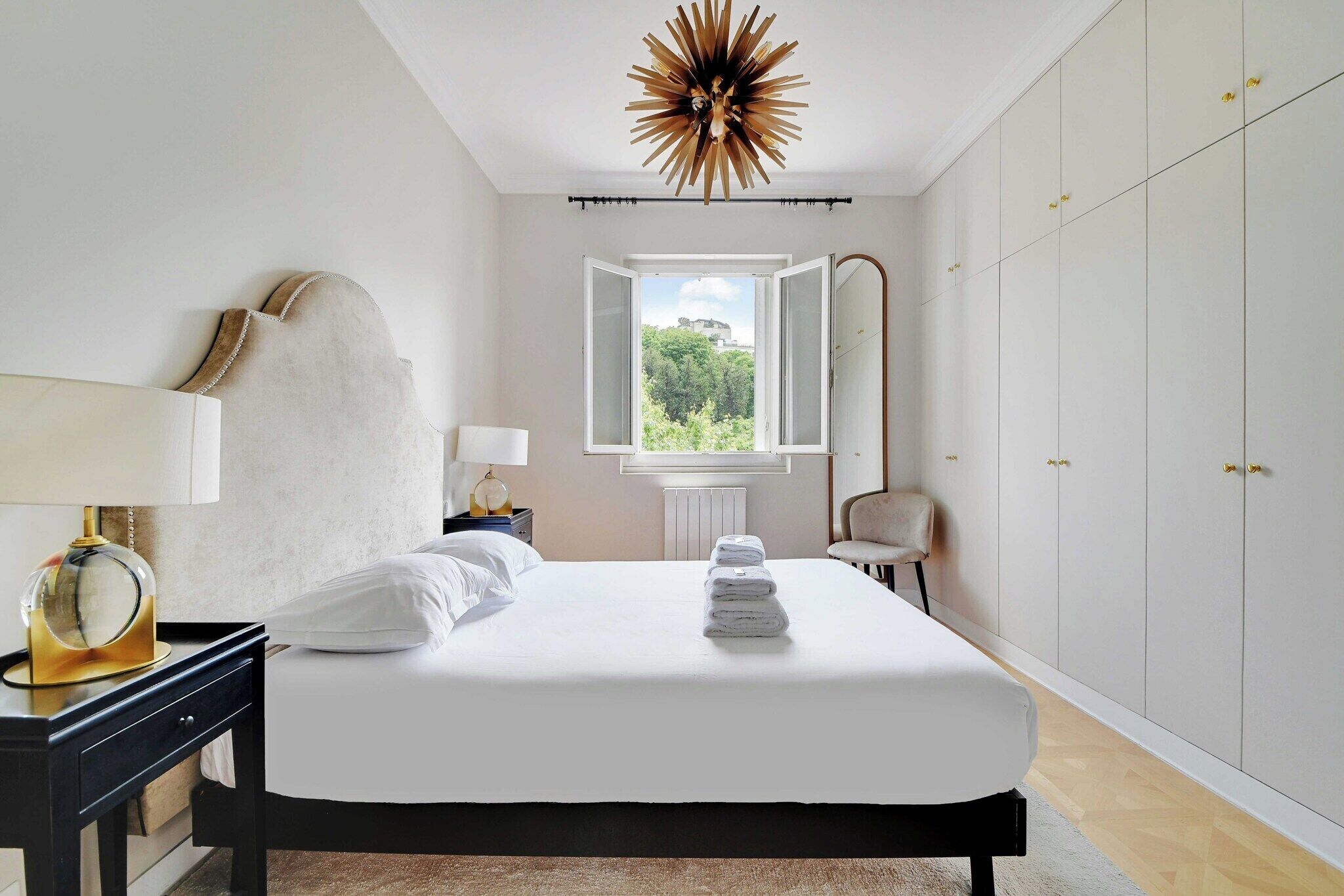 2 soverom, skrivebord, strykejern/-brett og reiseseng for barn