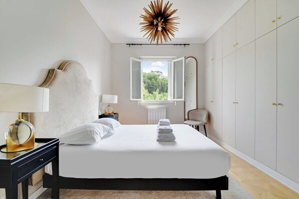 2 chambres, bureau, fer et planche à repasser, lit de bébé portatif