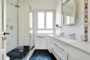 Produtos de toalete grátis, secador de cabelo, toalhas de banho 