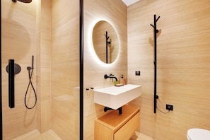 Shower, hair dryer, towels, shampoo - Authentic apartment - 3BR/6P - Moulin Rouge (Paris)