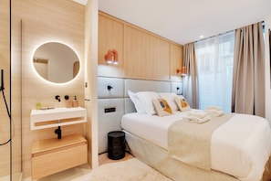 3 bedrooms, desk, iron/ironing board, free WiFi - Authentic apartment - 3BR/6P - Moulin Rouge (Paris)