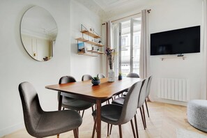 Dining - Sublime apartment in the Montorgueil (Paris)