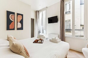 3 bedrooms, desk, iron/ironing board, travel cot - Sublime apartment in the Montorgueil (Paris)