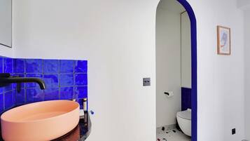 Douche, sèche-cheveux, serviettes fournies