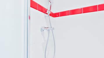 Douche, sèche-cheveux, serviettes fournies, shampoing