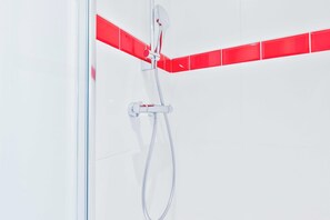 Shower, hair dryer, towels, shampoo - Cozy appartement -2P- Accor Arena / Bercy (Paris)