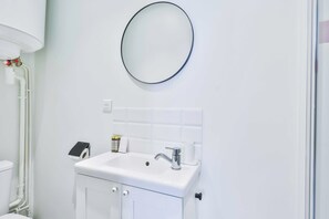 Douche, sèche-cheveux, serviettes fournies, shampoing