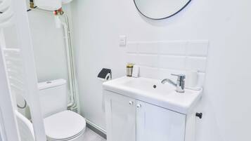 Shower, hair dryer, towels, shampoo