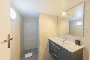 Suihku, ilmaiset hygieniatuotteet, hiustenkuivaaja, pyyhkeet